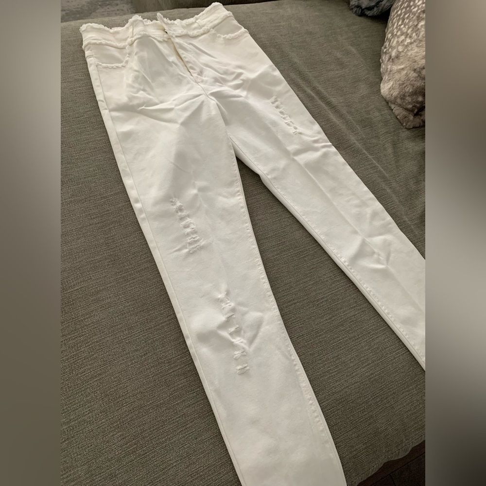 Coco + Carmen White skinny jeans….size S/M